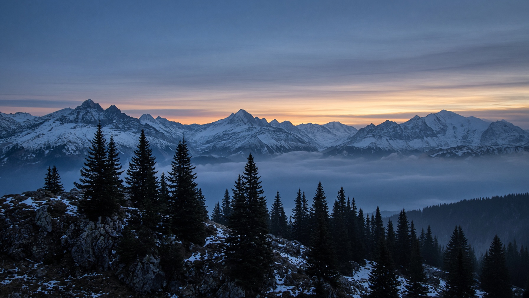 Abendlicht über einem Alpenkamm und Fichtenwald